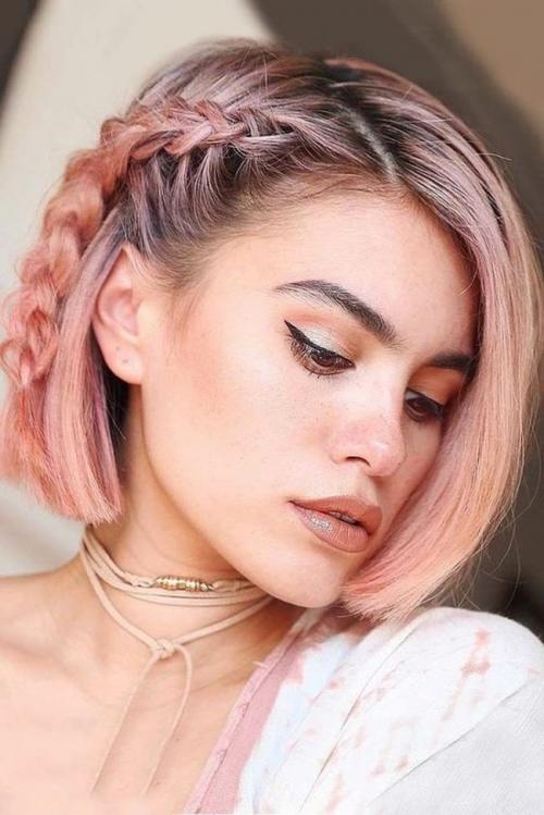 С какими тенденциями моды можно сочетать розовые пряди на русых волосах.