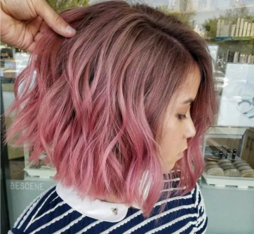 Можно ли самостоятельно сделать розовые пряди на русых волосах или лучше обратиться к профессионалу. Модное розовое окрашивание прядей в 2024 году на русых волосах