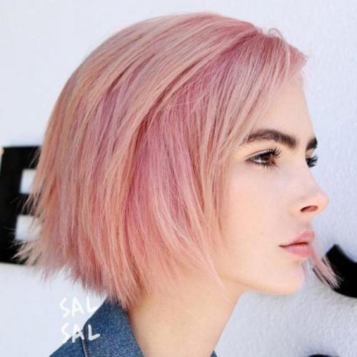 С какими тенденциями моды можно сочетать розовые пряди на русых волосах.