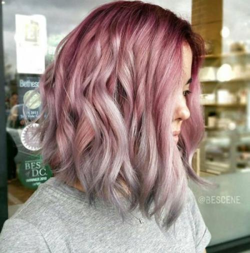 С какими тенденциями моды можно сочетать розовые пряди на русых волосах.