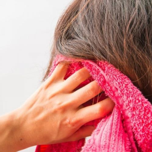 Нужно ли смывать маску для волос теплой или холодной водой. Маски для волос: держим с утеплением