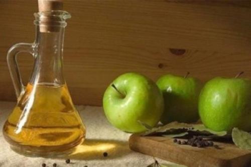 Можно ли использовать уксус для избавления от перхоти и как. Секреты применения яблочного уксуса от перхоти: плюсы и минусы, точные рецепты, использование и результат