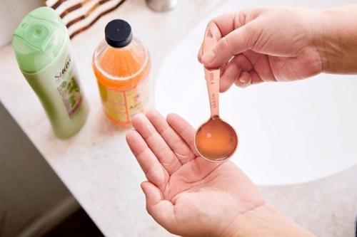 Как смешивать уксус с другими ингредиентами для борьбы с перхотью. Маски