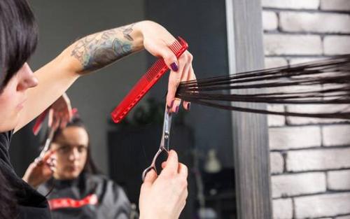 Какие особенности ухода требуют лифтинг-стрижки. Что такое стрижка горячими ножницами?