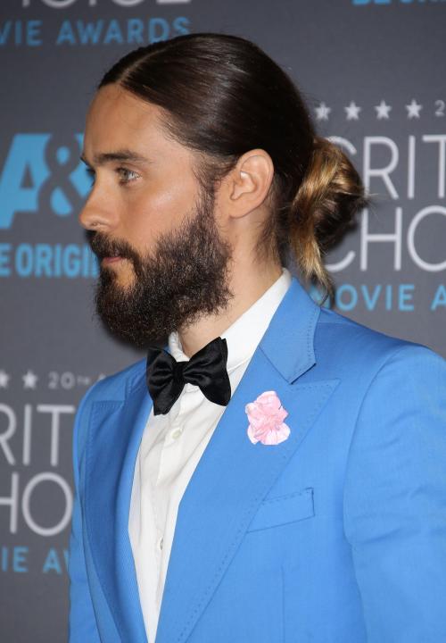 Мужская прическа с хвостиком, как называется. Мужская стрижка с хвостиком: 12 идей для длинноволосых парней