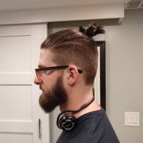 Мужская стрижка с короткими висками и длинными волосами. Модные мужские стрижки с выбритыми висками и длинной макушкой