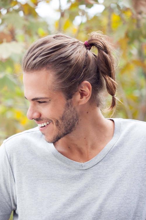 Мужская прическа с хвостиком, как называется. Мужская стрижка с хвостиком: 12 идей для длинноволосых парней