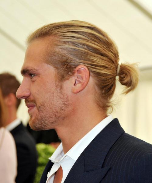 Мужская прическа с хвостиком, как называется. Мужская стрижка с хвостиком: 12 идей для длинноволосых парней