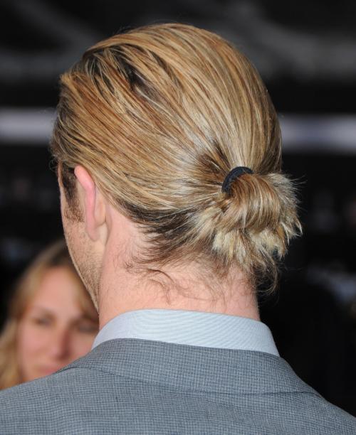 Мужская прическа с хвостиком, как называется. Мужская стрижка с хвостиком: 12 идей для длинноволосых парней