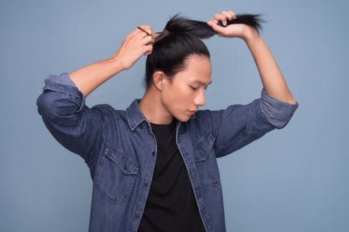 Мужская прическа с хвостиком, как называется. Мужская стрижка с хвостиком: 12 идей для длинноволосых парней