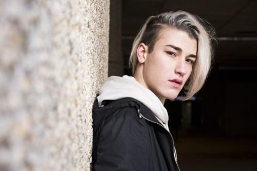 Мужские стрижки с выбритыми висками: маленький модный бунт