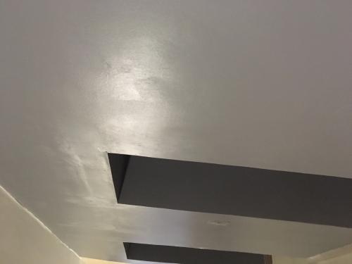 Как устранить полосы или пятна после окраски. После окраски видны следы от валика или проступают шпатлевочные пятна, что делать?