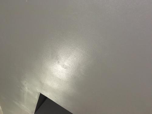 Как устранить полосы или пятна после окраски. После окраски видны следы от валика или проступают шпатлевочные пятна, что делать?