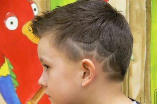 Короткая мужская стрижка с выбритыми рисунками. Под 1 или 2 03