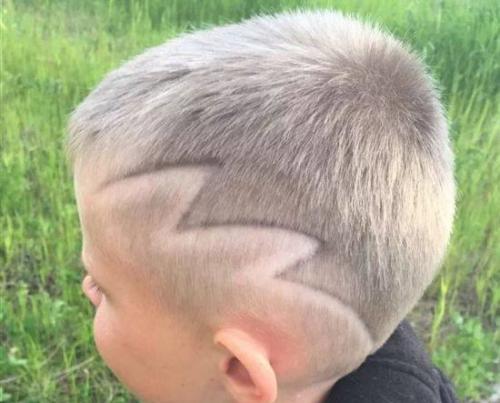 Мужская стрижка с рисунком молния. Молния на голове у мальчиков. Фото, как состричь машинкой