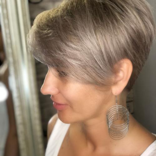 25 самых модных женских стрижек на средние волосы в 2024 году. Как выглядит женская прическа пикси-боб?