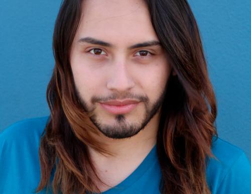 Мужская стрижка с короткими висками и длинными волосами. Парни с длинными волосами выбирают трендовые прически