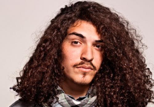 Мужская стрижка с короткими висками и длинными волосами. Парни с длинными волосами выбирают трендовые прически