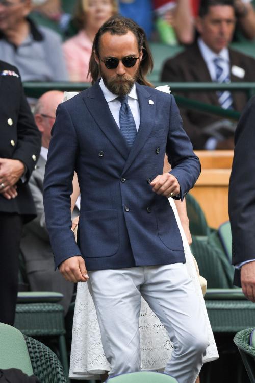 Мужская стрижка с короткими висками и длинными волосами. Парни с длинными волосами выбирают трендовые прически