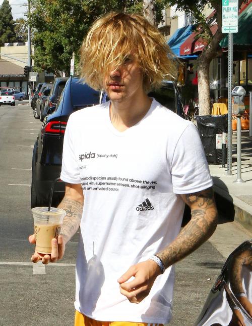 Мужская стрижка с короткими висками и длинными волосами. Парни с длинными волосами выбирают трендовые прически