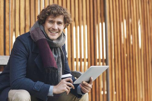 Мужская стрижка с короткими висками и длинными волосами. Парни с длинными волосами выбирают трендовые прически