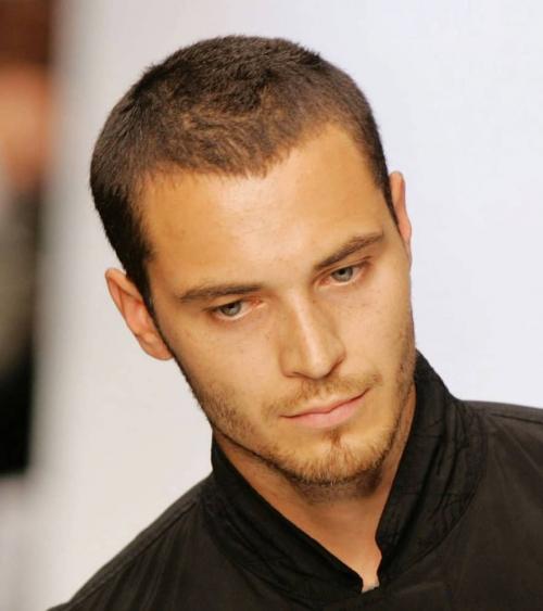 Стрижка, по бокам коротко сверху длинно. Названия мужских стрижек на короткие волосы