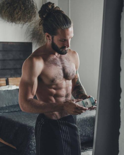 Длинные прямые волосы у мужчин. Главные секреты красивых мужских причесок с длинными волосами