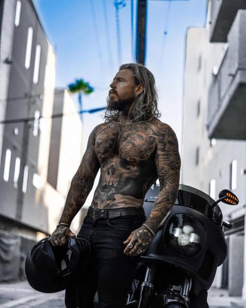 Длинные прямые волосы у мужчин. Главные секреты красивых мужских причесок с длинными волосами