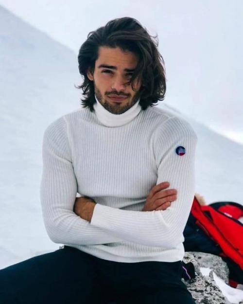 Длинные прямые волосы у мужчин. Главные секреты красивых мужских причесок с длинными волосами