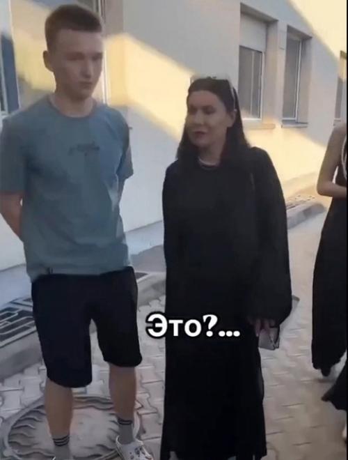 В сети появилось видео, на котором певица ёлка попросила фаната не трогать её. 01