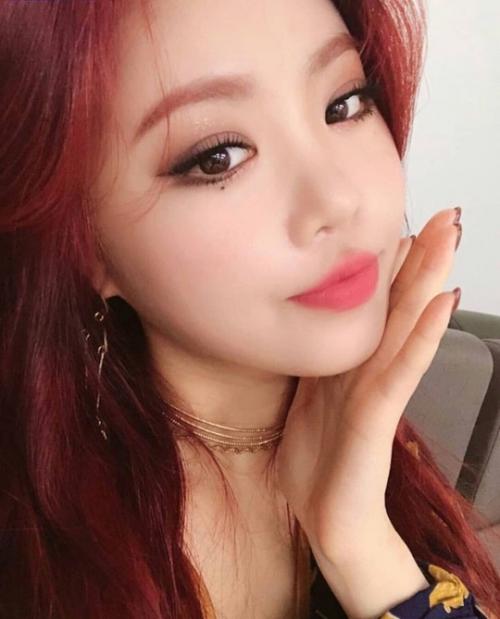 Су пишет в фромм, что хочет сделать новую прическу к камбэку. 02