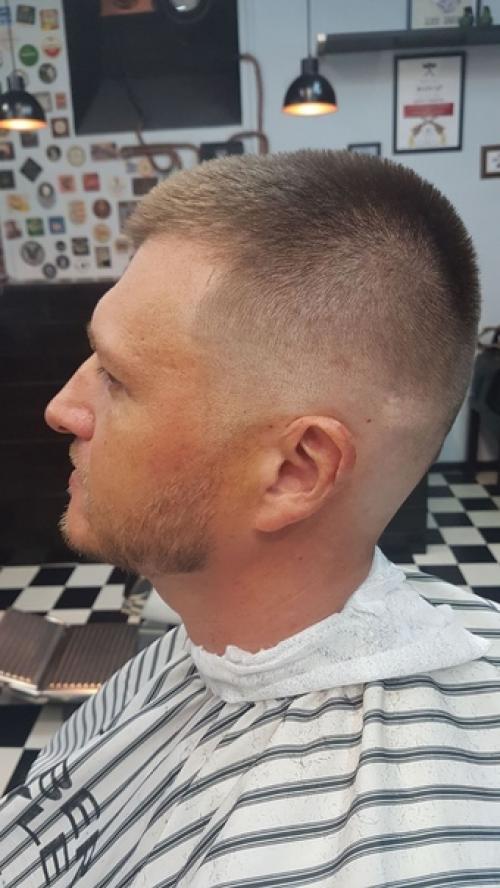 Мужчины, информация для вас: если вы до сих пор в поисках своего мастера по стрижкам, то сообщаю вам отличную новость - можете обращаться ко мне! 02