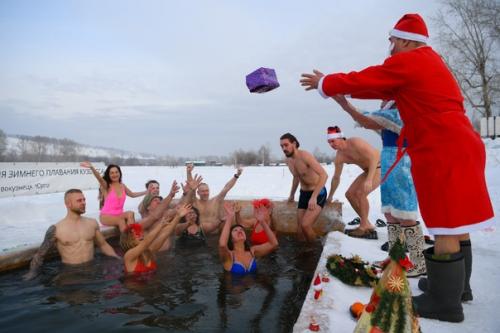 Нынче у нас в гостях были дед мороз и снегурочка, одаривали снегирей необычным способом. 01