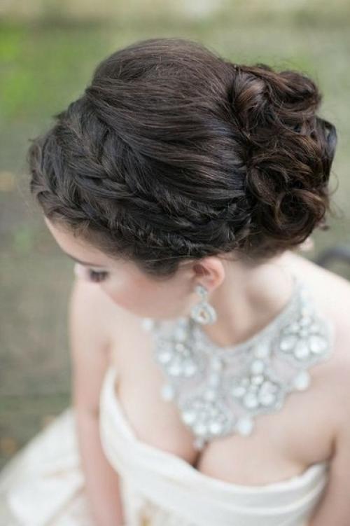 Прическа невесты с плетением придаст ее внешнему виду женственности и кокетливости. 06