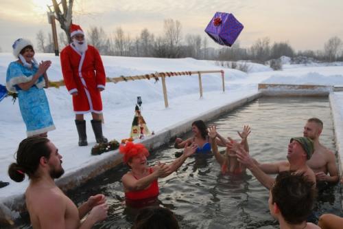 Нынче у нас в гостях были дед мороз и снегурочка, одаривали снегирей необычным способом. 03