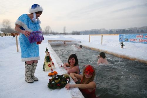 Нынче у нас в гостях были дед мороз и снегурочка, одаривали снегирей необычным способом. 04