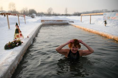 Нынче у нас в гостях были дед мороз и снегурочка, одаривали снегирей необычным способом. 06