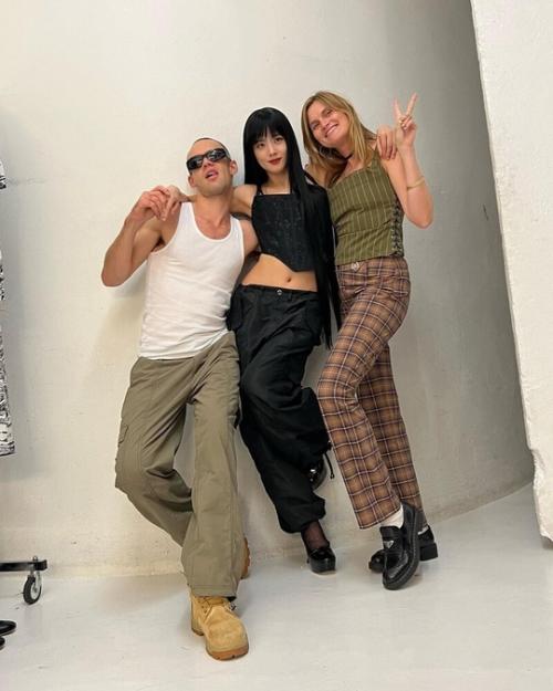 Настоящий Money Talks - это легендарное появлению джису на обложке Vogue France. 04