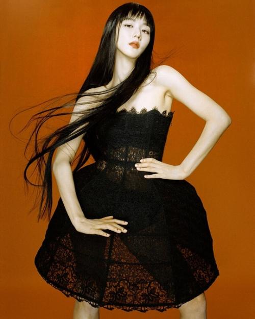 Настоящий Money Talks - это легендарное появлению джису на обложке Vogue France. 02