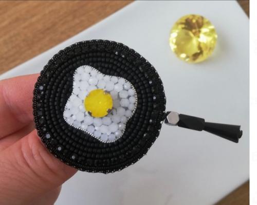 Одно из самых распространенных заблуждений относительно аксессуаров почему-то чаще всего касается брошей. 04 Одно из самых распространенных заблуждений относительно аксессуаров почему-то чаще всего касается брошей. 04