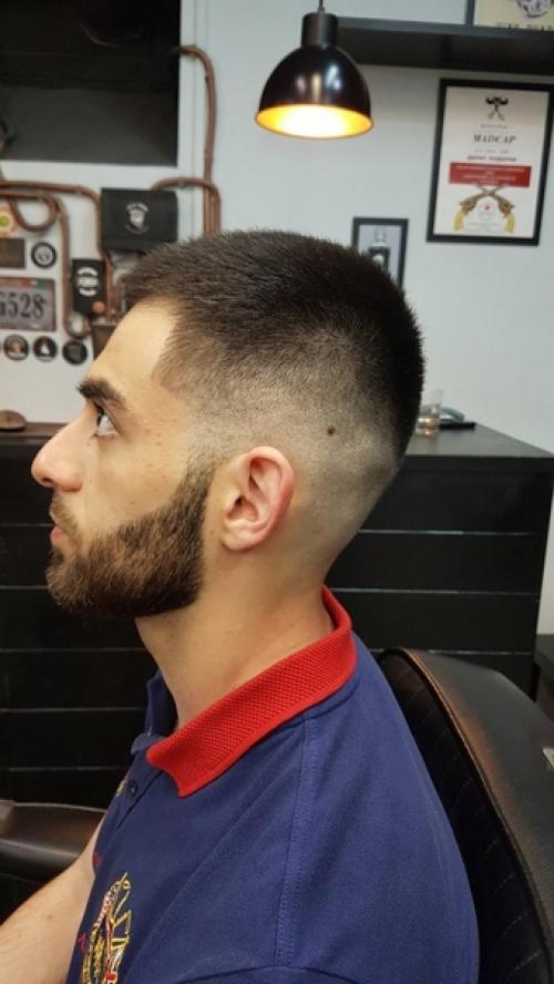 Мужчины, информация для вас: если вы до сих пор в поисках своего мастера по стрижкам, то сообщаю вам отличную новость - можете обращаться ко мне! 04