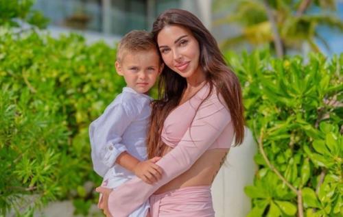 Дети самойловой очень счастливы с ней фотографироваться. 02