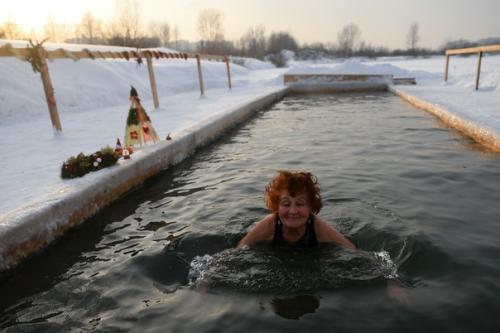 Нынче у нас в гостях были дед мороз и снегурочка, одаривали снегирей необычным способом. 07