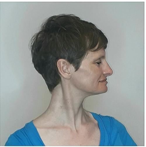 Стрижка пикси - это модная короткая стрижка открывающая шею. 01