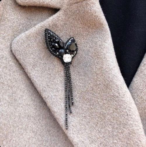 Одно из самых распространенных заблуждений относительно аксессуаров почему-то чаще всего касается брошей. 03 Одно из самых распространенных заблуждений относительно аксессуаров почему-то чаще всего касается брошей. 03