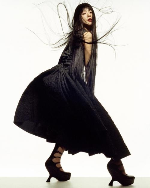 Настоящий Money Talks - это легендарное появлению джису на обложке Vogue France. 05