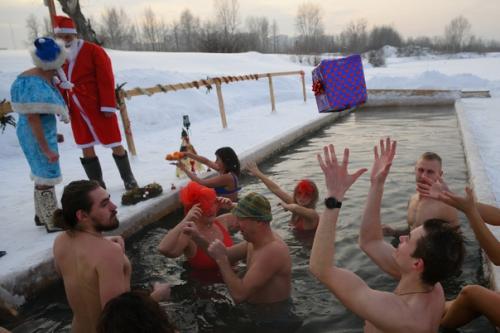 Нынче у нас в гостях были дед мороз и снегурочка, одаривали снегирей необычным способом. 02