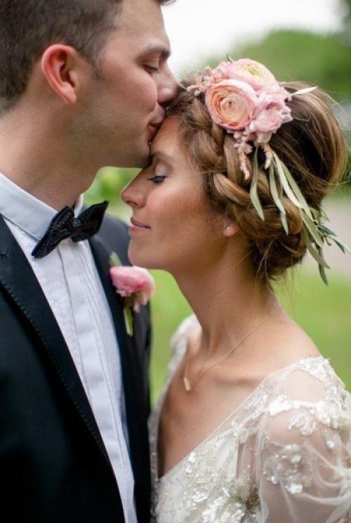 Прическа невесты с плетением придаст ее внешнему виду женственности и кокетливости. 03