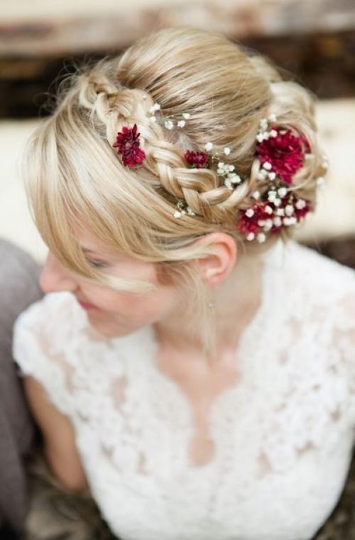 Прическа невесты с плетением придаст ее внешнему виду женственности и кокетливости. 01