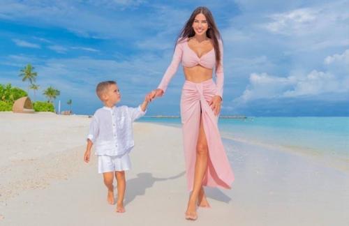 Дети самойловой очень счастливы с ней фотографироваться. 01